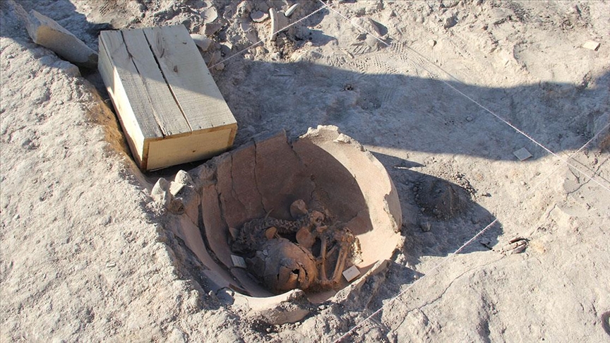 Arslantepe Höyüğü kazılarında toprak küplerde iki çocuk iskeleti bulundu