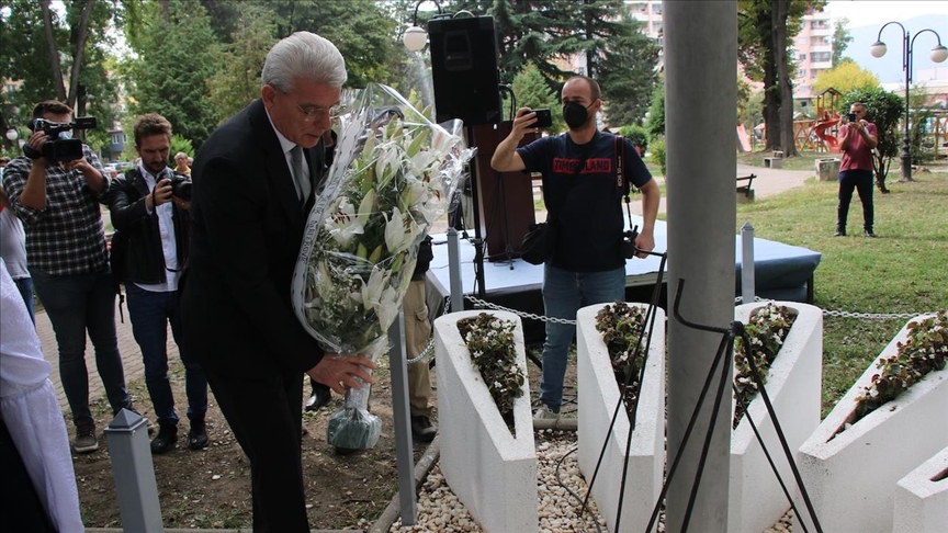 Џаферовиќ во Скопје положи цвеќе на спомен-обележјето на жртвите од геноцидот во Сребреница