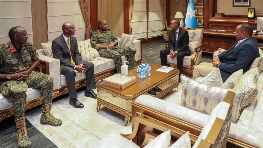 Somali premier meets with Ugandas land forces commander