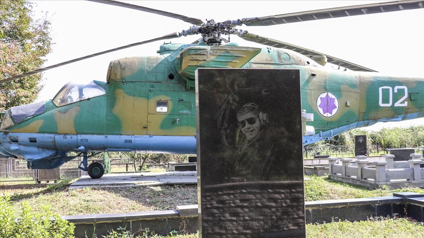 Gürcistanda pilotun mezarında 28 yıldır duran savaş helikopteri görenleri şaşırtıyor
