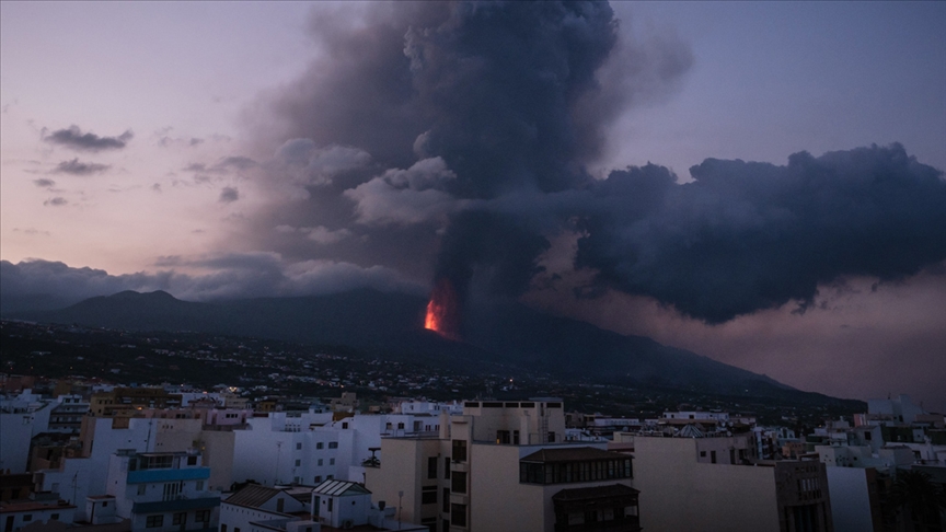 La Palmada yanardağın püskürttüğü lavlar 10 günde Atlas Okyanusuna ulaştı