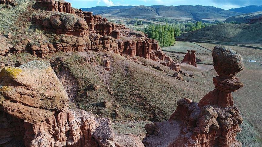 Turquie : ruée des touristes vers les cheminées de fée de Narman à Erzurum