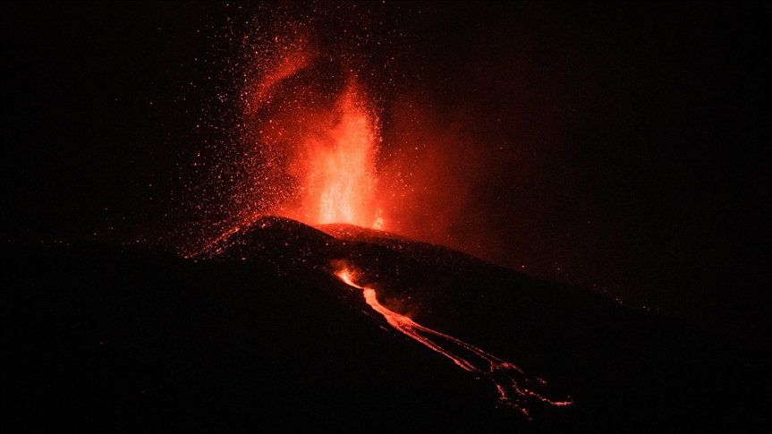 Lava from Spanish island volcano reaches ocean