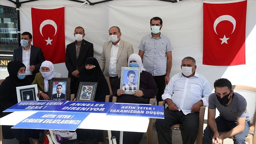 Muşta çocukları PKKlı teröristlerce kaçırılan aileler HDP önünde eylem yaptı