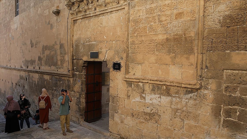 845 yıllık Mardin Ulu Cami'nin duvarındaki 'Vergi Muafiyet Kitabesi' ilgi görüyor