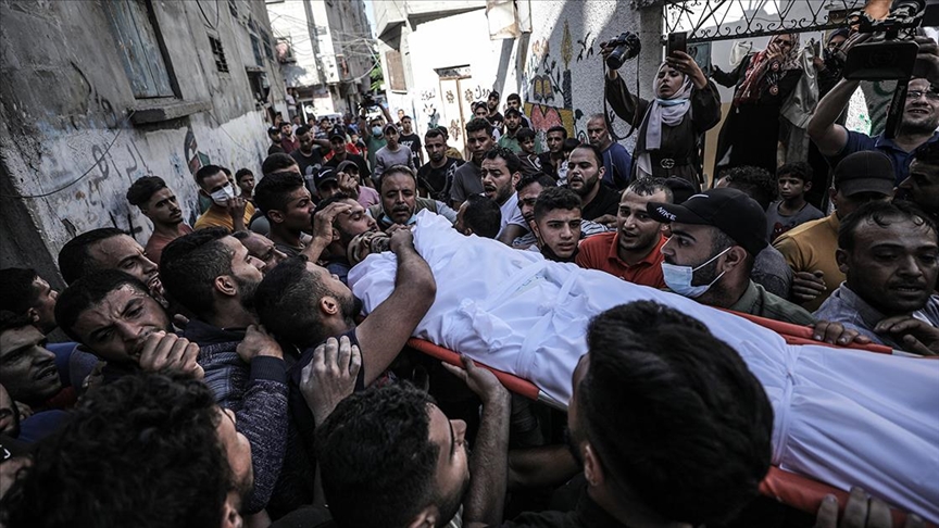 Gazzede İsrail askerlerinin açtığı ateş sonucu ölen Filistinli son yolculuğuna uğurlandı