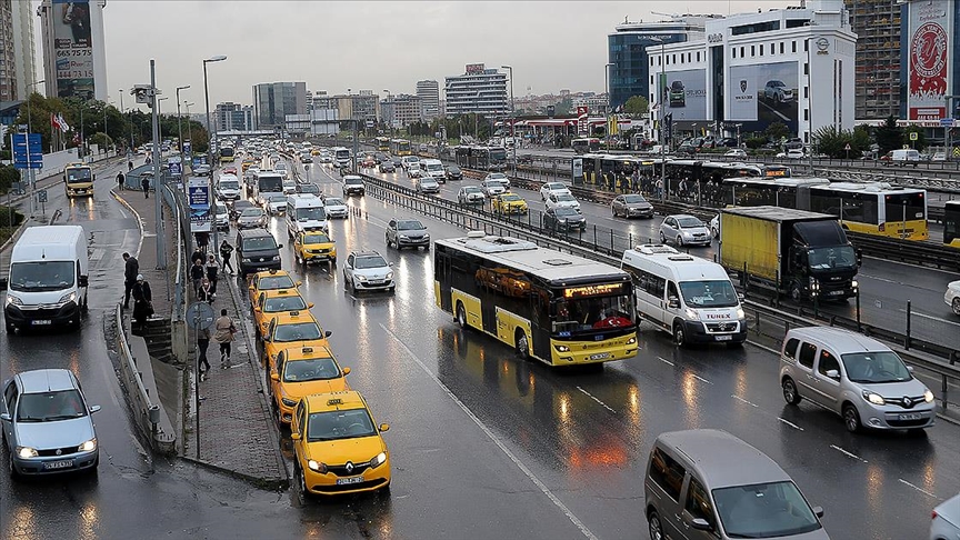 İstanbulda etkili olan sağanak nedeniyle trafikte yoğunluk oluştu
