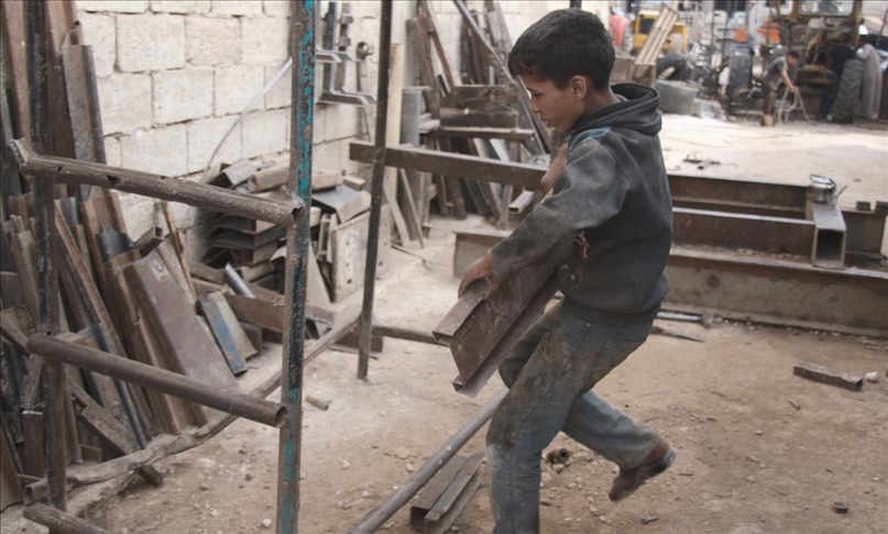 Тешкиот живот на сириските деца: Мухамед го напушти училиштето за да работи во железарија за парче леб