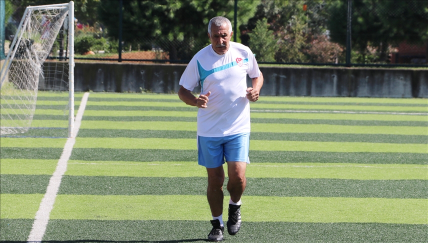 Trabzonlu 72 yaşındaki amatör futbolcu, salgın sürecinde ara verdiği futbola geri döndü