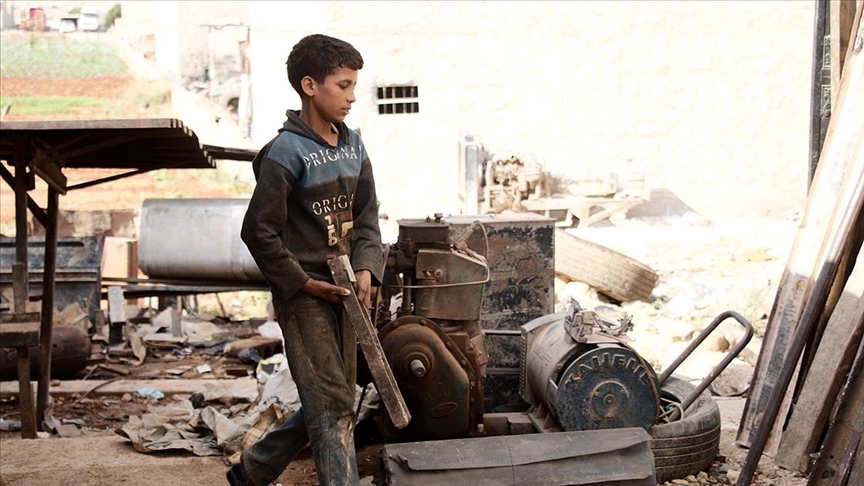 Suriyeli küçük Muhammed kardeşine bakabilmek için demir atölyesinde çalışıyor