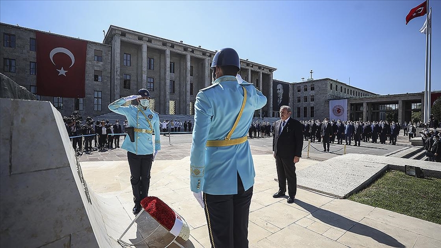 TBMMde 5. Yasama Yılı açılışı dolayısıyla Atatürk Anıtında tören düzenlendi