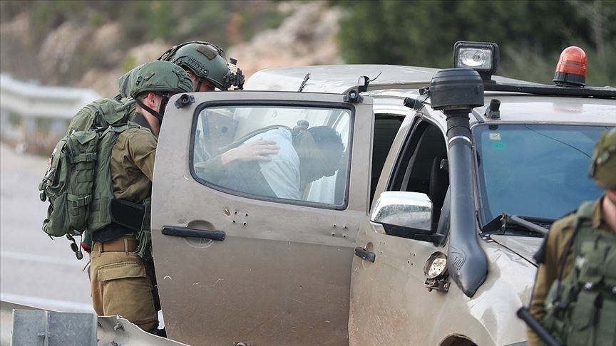 Israeli army arrests 2 Palestinians on Gaza border
