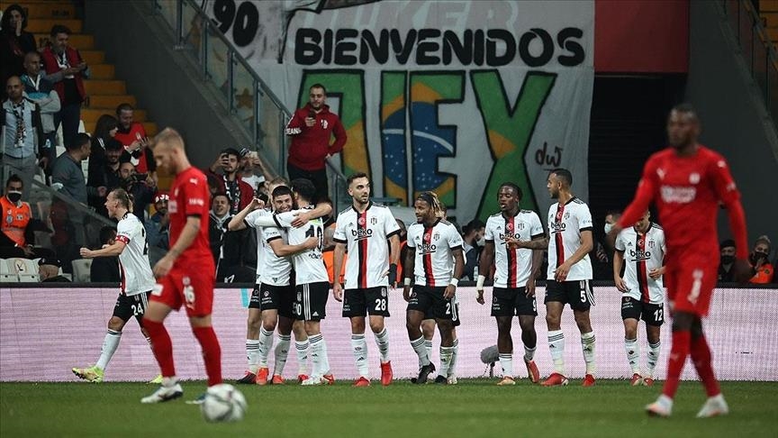 Besiktas barely beat Sivasspor 2-1, Black Eagles manager sent off