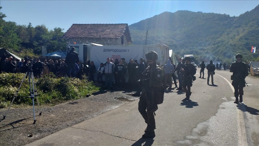 UPDATE – Kosovo: Lokalni Srbi ne žele ukloniti kamion s transparentom “Dobrodošli u Zajednicu srpskih opština“