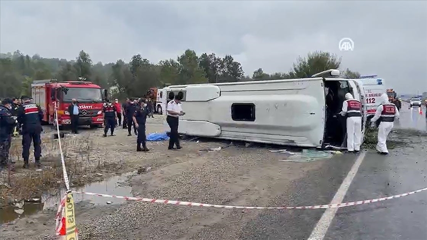 Bartında midibüs devrildi, Belediye Başkan Yardımcısı Kömeç ve 1 kişi öldü