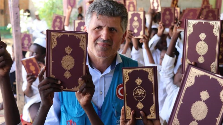"الديانة التركي" يوزع 3 آلاف نسخة قرآن في تشاد