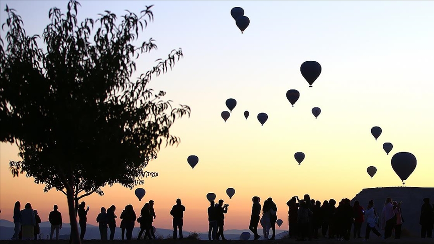Kapadokyada balonları izlemek isteyen turistler tepelere akın ediyor