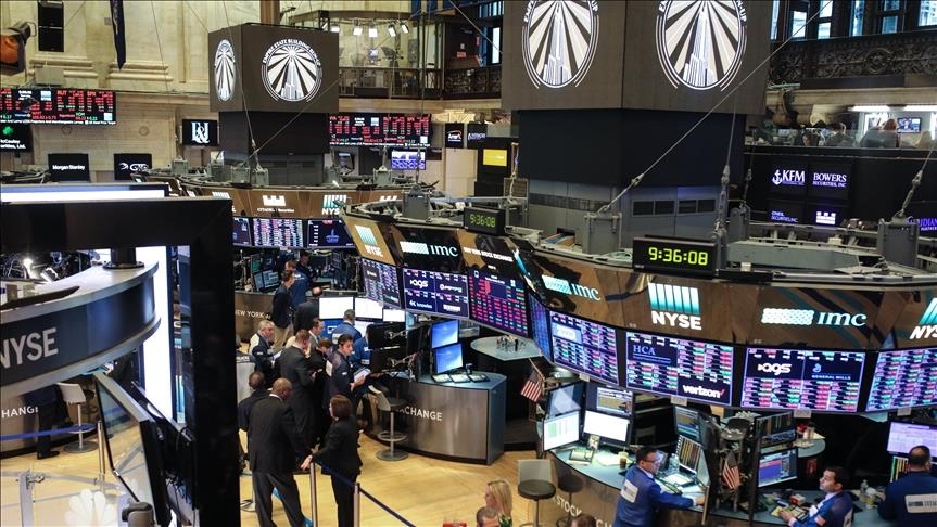 US stock market mixed, Nasdaq dives 1%
