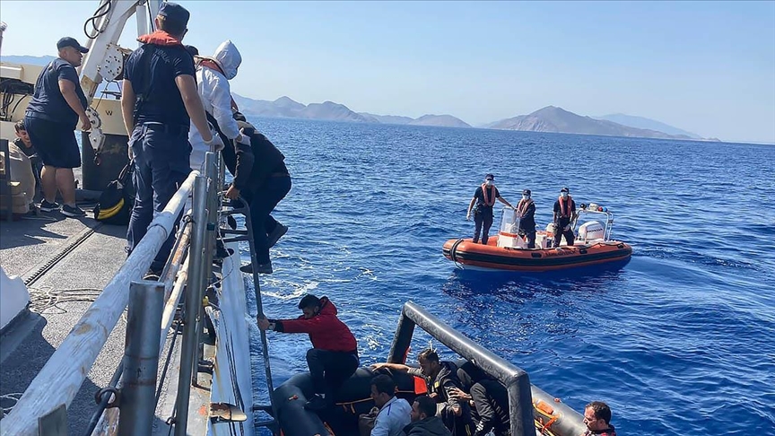 Marmariste Türk kara sularına itilen bot ve can salındaki 77 düzensiz göçmen kurtarıldı