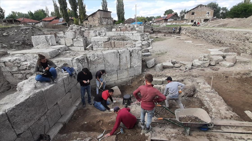 Sebastapolis Antik Kentinde 3 mezar tespit edildi