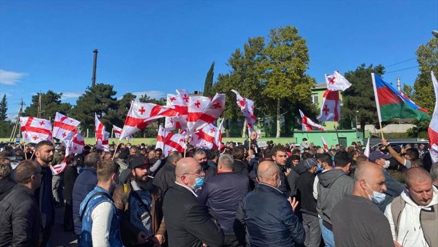 Сотни человек требуют освобождения Саакашвили у тюрьмы в Рустави