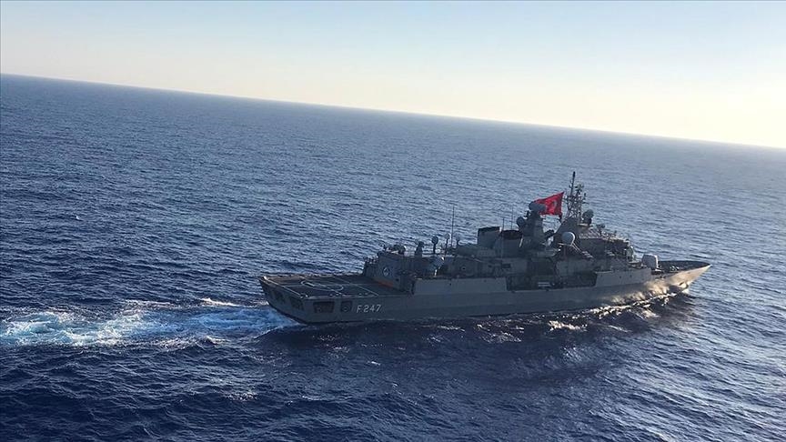 Turkish Navy pushes Greek Cypriot research vessel violating continental shelf