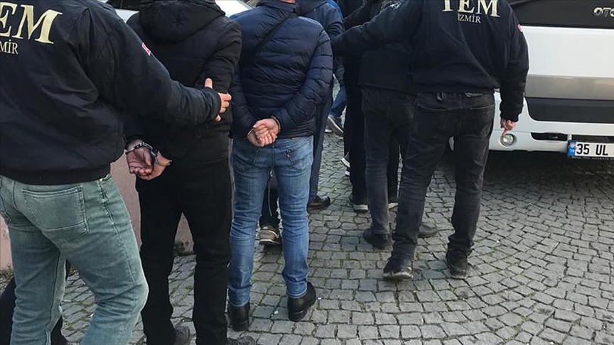 İzmirde FETÖ operasyonunda 22 şüpheli gözaltına alındı
