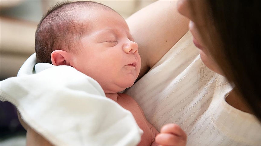 Bebeklerin ilk aşısı anne sütü Kovid-19a karşı da koruyor