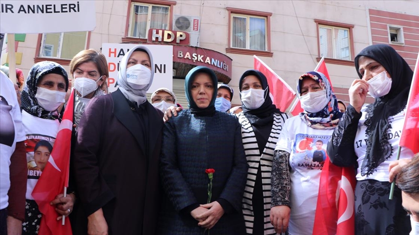 TBMM Başkanı Şentopun eşi Sabriye Şentop, Diyarbakır annelerini ziyaret etti