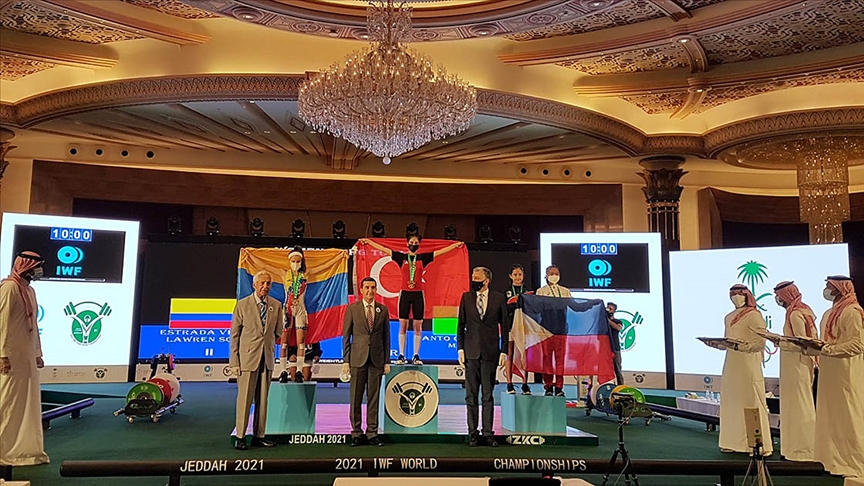 Milli halterci Ezgi Kılıç, yıldızlarda dünya şampiyonu oldu