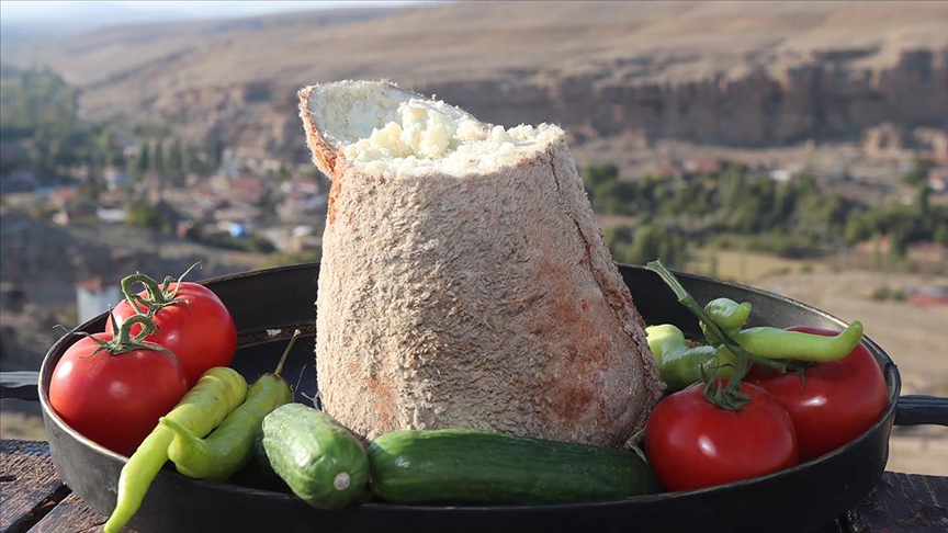 Türk rokforu olarak dünya çapında ünlenen Karamanın Divle peyniri sofralarda