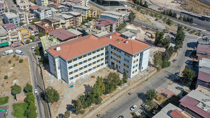 İzmirde depreme dayanıksız okul binalarının yerine yenileri yükseliyor