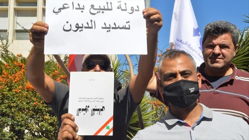 عشرات اللبنانيين يحتجون على استمرار احتجاز المصارف لأموالهم