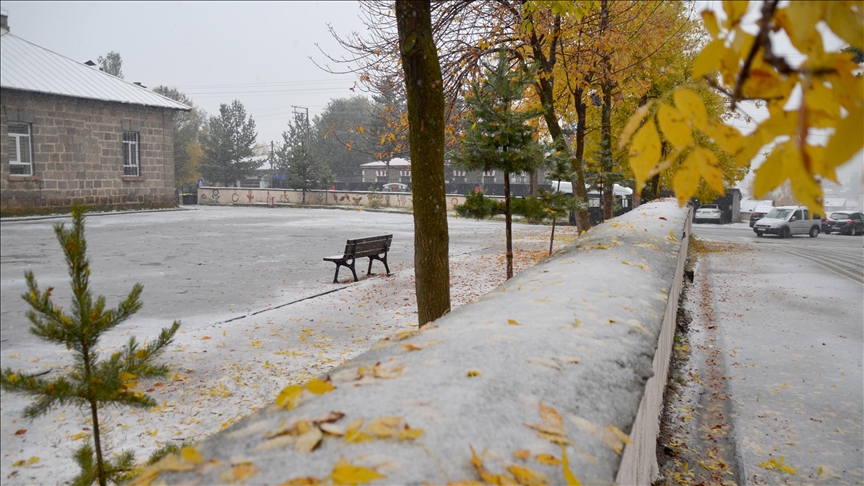 Li Sariqamîşa navçeya Qersê berf barî