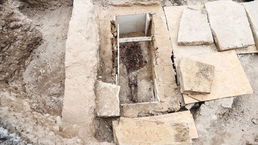Kazlıçeşme Arkeolojik Kazı Alanında lahit ve sandık tipi mezar bulundu