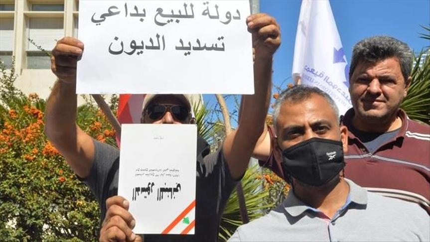 Des dizaines de Libanais protestent contre le maintien de la saisie de leur argent par les banques