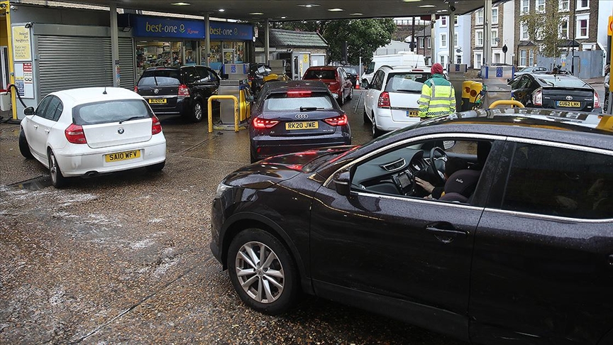 İngilterede benzin istasyonlarındaki akaryakıt tedarik sorunu sürüyor