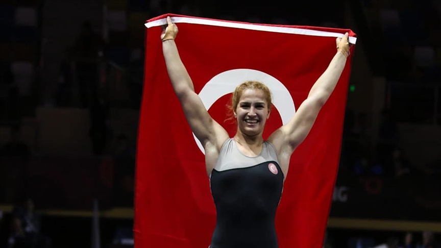 Milli güreşçi Buse Tosun Çavuşoğlundan Dünya Şampiyonasında bronz madalya