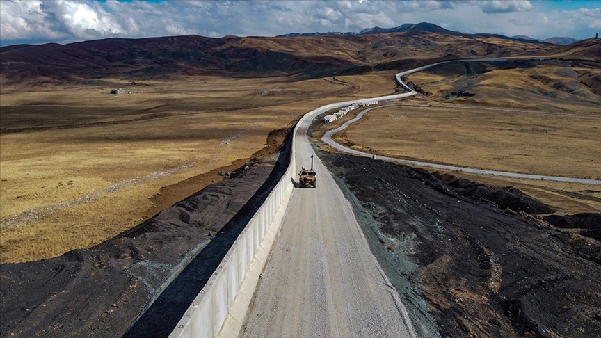 Van-İran sınırındaki güvenlik duvarının 20 kilometrelik kısmı tamamlandı