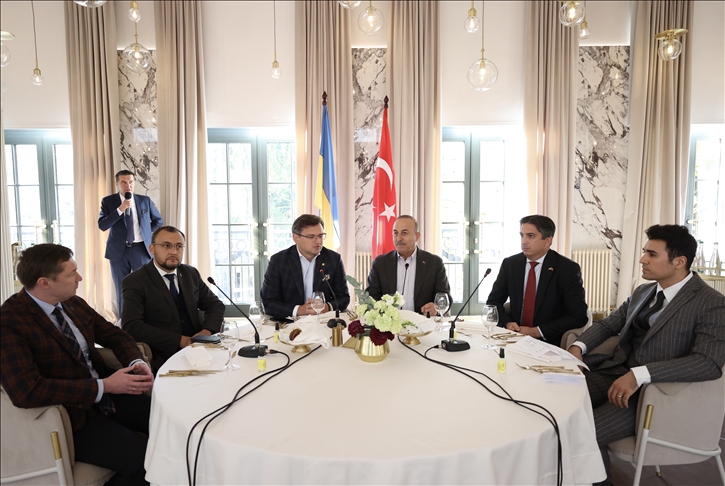 Çavuşoğlu, Lvivde Türk ve Ukraynalı iş adamlarıyla bir araya geldi