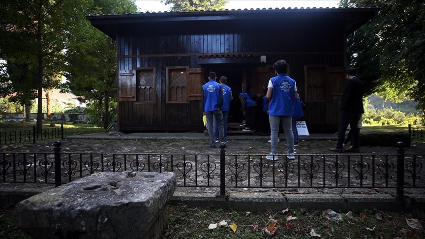 Düzcede gönüllü gençler ecdat yadigarı asırlık camileri temizledi