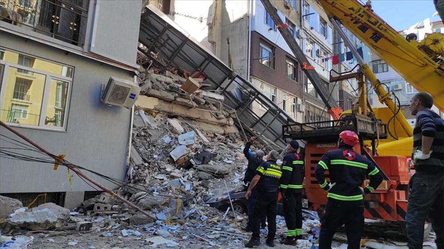 Gürcistanda 7 katlı bina çöktü