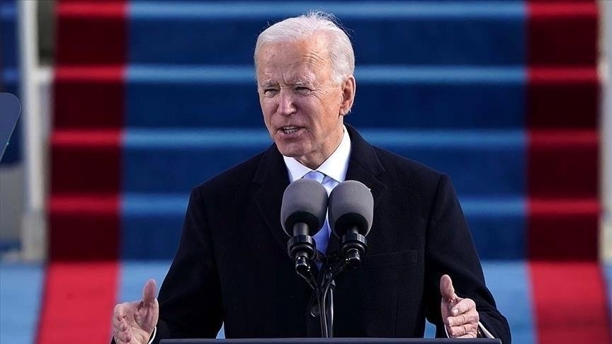 Biden says vaccine requirements bringing COVID cases down, economy up