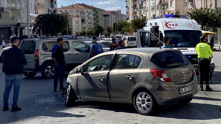 Snimak saobraćajne nesreće: Mladići u posljednji čas izbjegli nalet vozila nakon sudara