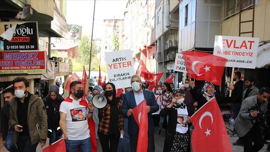 Dayikên Diyarbekirê piştgirî dan malbatên Hekariyî ku rêxistina terorê zarokên wan revandine serê çiyê