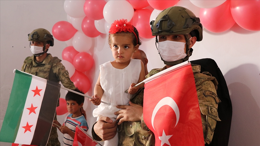 الجيش التركي يحتفل بعيد ميلاد الطفلة السورية "بينار"