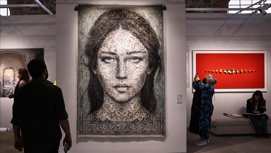 Painting on carpet beguiles visitors with charisma in Contemporary Istanbul