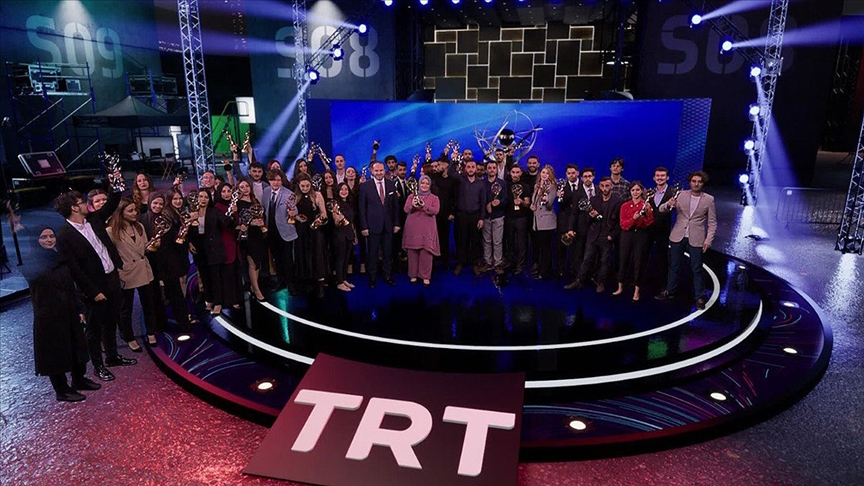 TRTnin Geleceğin İletişimcileri Yarışmasında dereceye giren gençlere ödülleri verildi