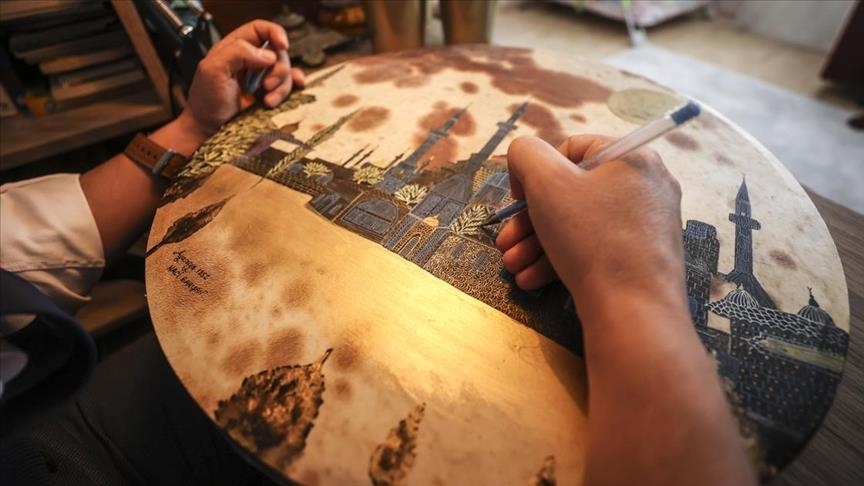 برسم المعالم الإسلامية على الجلود.. مؤذن تركي يسعى للعالمية