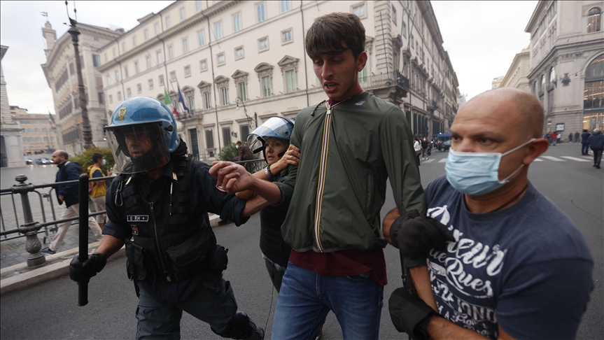 Italija: Na protestima protiv "zelene propusnice" privedeno 12 osoba